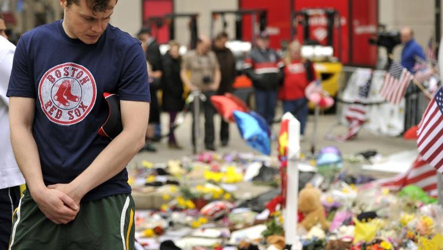 Des personnes se recueillent sur le site de l'attentat de Boston, le 20 avril 2013