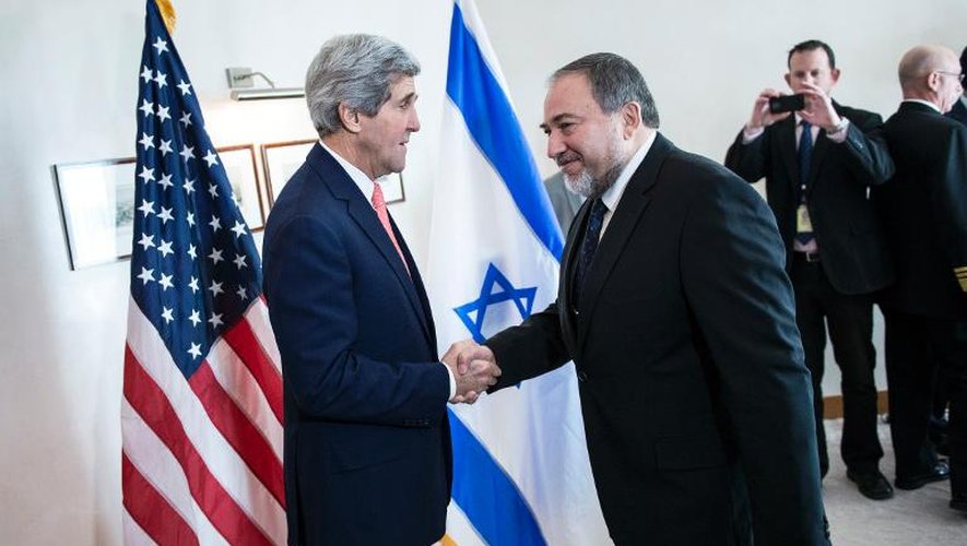 John Kerry serre la main du ministre israélien des Affaires étrangères Avigdor Lieberman, le 3 janvier 2014 à Jérusalem