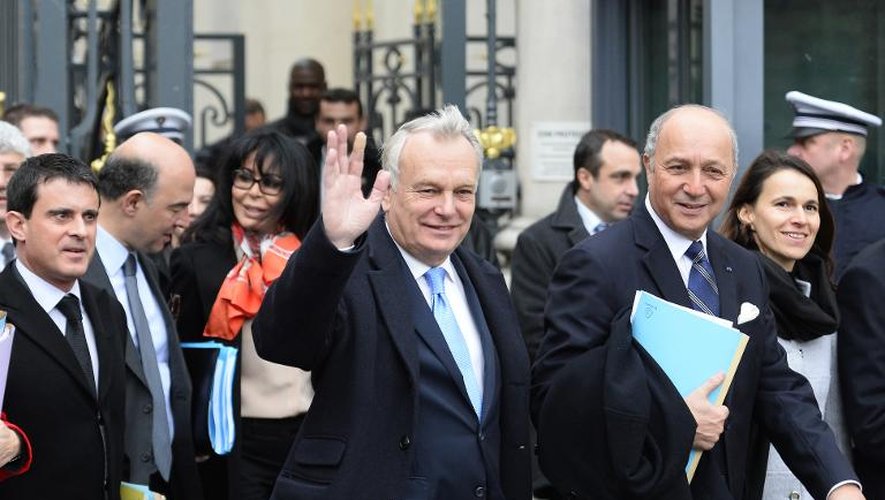 Jean-Marc Ayrault au milieu des membres de son gouvernement le 3 janvier 2014 sur le court trajet qui sépare le ministère de l'Intérieur et l'Elysée