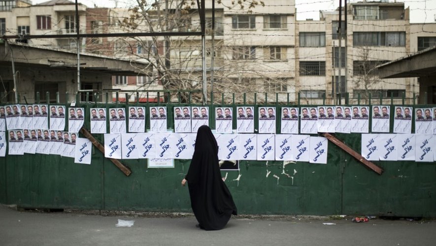 Une iranienne passe devant les affiches électorales du candidat réformiste, Kazem Jalali, le 22 février 2016 à Téhéran