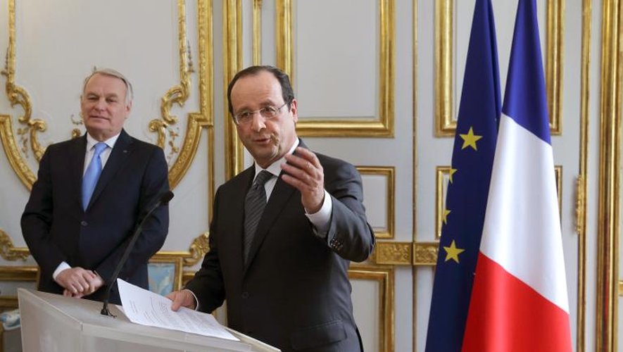 François Hollande présente ses voeux au gouvernement le 3 janvier 2014 à l'Elysée en présence de Jean-Marc Ayrault (G)