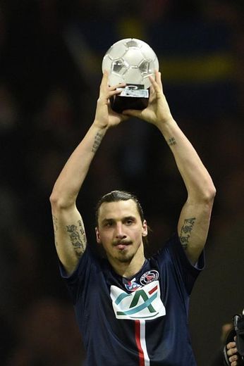 Zlatan Ibrahimovic reçoit un trophée pour son 100e but inscrit avec le PSG le 8 avril 2015 en demi-finale de la Coupe de France face à Saint-Etienne au Parc des Princes