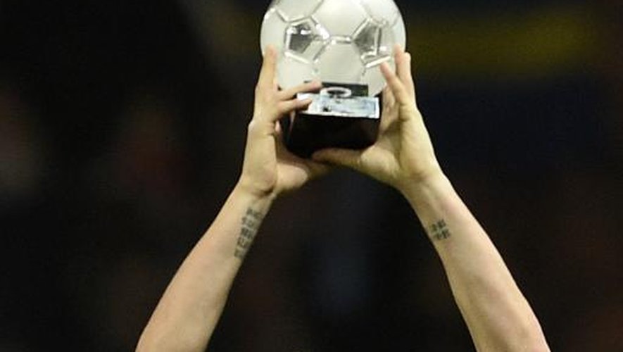Zlatan Ibrahimovic reçoit un trophée pour son 100e but inscrit avec le PSG le 8 avril 2015 en demi-finale de la Coupe de France face à Saint-Etienne au Parc des Princes