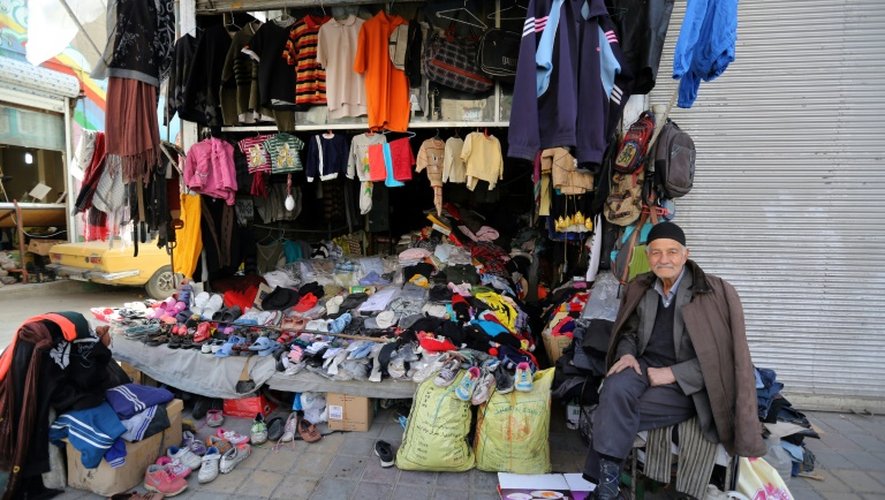 Un iranien devant sa boutique à Jeyhoon dans le quartier sud de Téhéran, le 21 février 2016