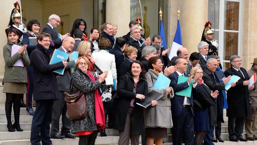 Les membres du gouvernement applaudissent avant le Conseil des ministres le 3 janvier 2014 à l'Elysée