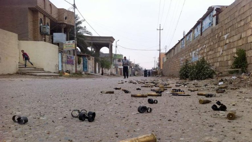 Photo prise avec un téléphone portable montrant des cartouches vides après un affrontement entre jihadistes et forces spéciales à Ramadi, le 3 janvier 2014