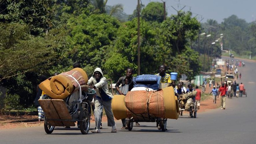 Des civils fuient le quartier de Gabongo à Bangui, le 3 janvier 2014