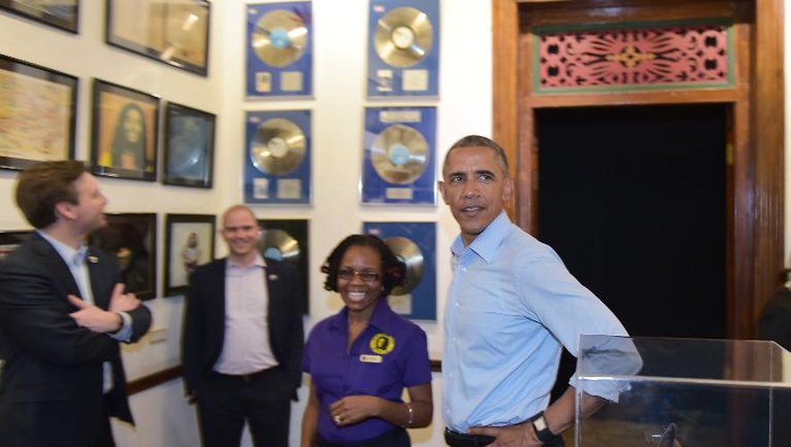 Barack Obama visite le musée Bob Marley avec la guide Natasha Clark à Kingston le 8 avril 2015
