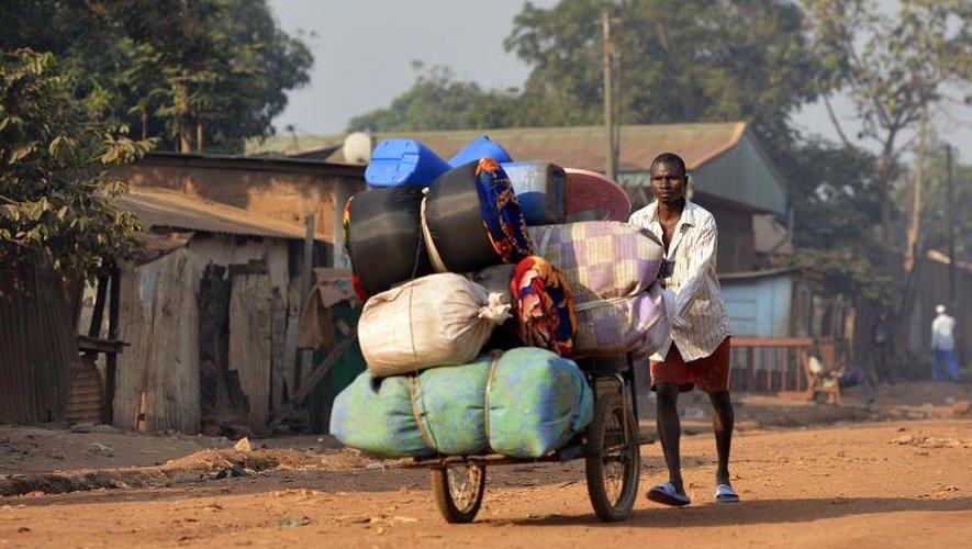 Un homme déménage pour quitter le quartier musulman du PK5 à Bangui, le 3 janvier 2014