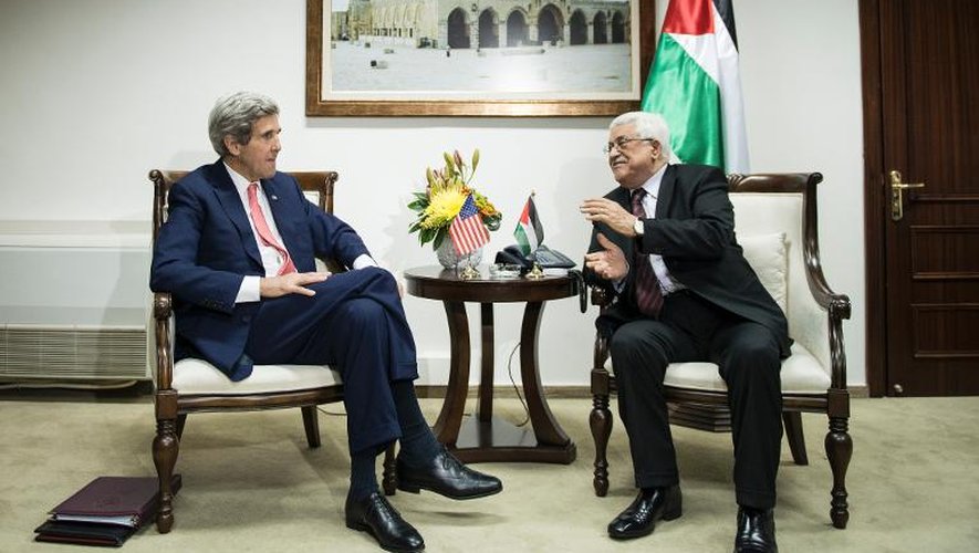 Le secrétaire d'Etat américain John Kerry s'entretient avec le président palestinien Mahmoud Abbas, le 3 janvier 2014 à Ramallah