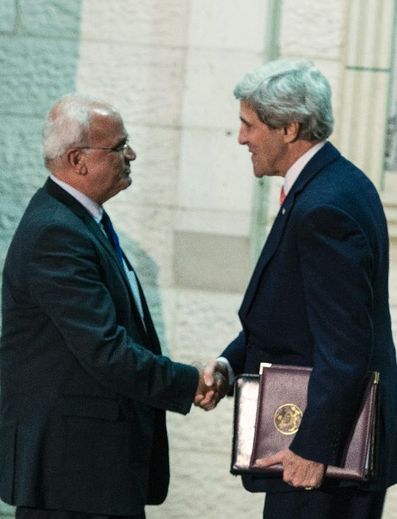 Le négociateur en chef palestinien Saeb Erakat (g) accueille le secrétaire d'Etat américain John Kerry, le 3 janvier 2014 à Ramallah
