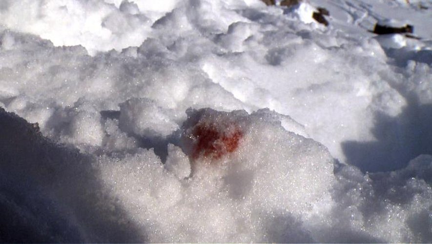 Capture d'écran datée du 3 janvier 2014 d'une vidéo AFPTV tournée le 31 décembre 2013, montrant le sang de Michael Schumacher sur les lieux de son accident de ski, à Meribel
