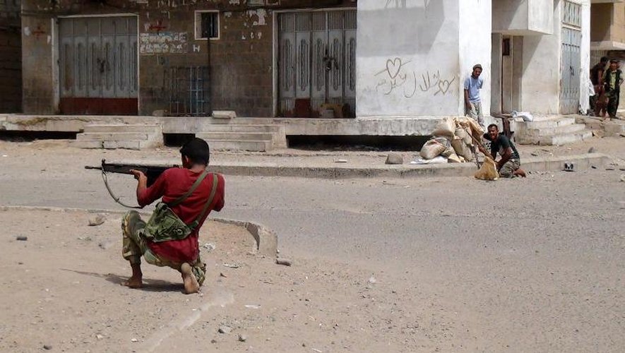 Des combattants affrontent les rebelles houthis à Aden le 8 avril 2015