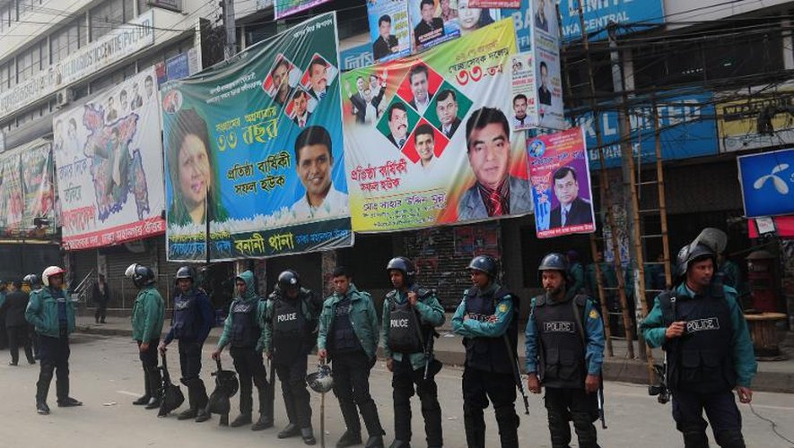 Des policiers en faction le 29 décembre 2013 à Dacca devant les locaux du  Parti nationaliste du Bangladesh (BNP, opposition)