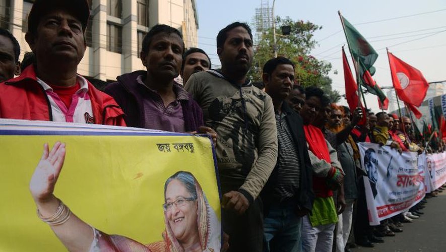 Des partisans de l'Awami League au pouvoir protestent le 4 janvier 2013 à Dacca contre la grève générale lancée par l'opposition