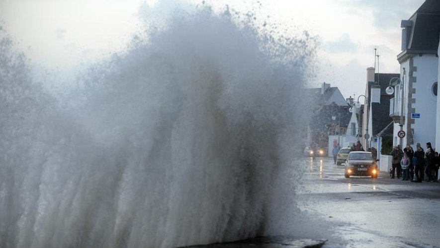 Des curieux se rassemblent le 3 janvier 2014 sur les quais de l'Île-Tudy, dans le Finistère, pour admirer la violence des vagues