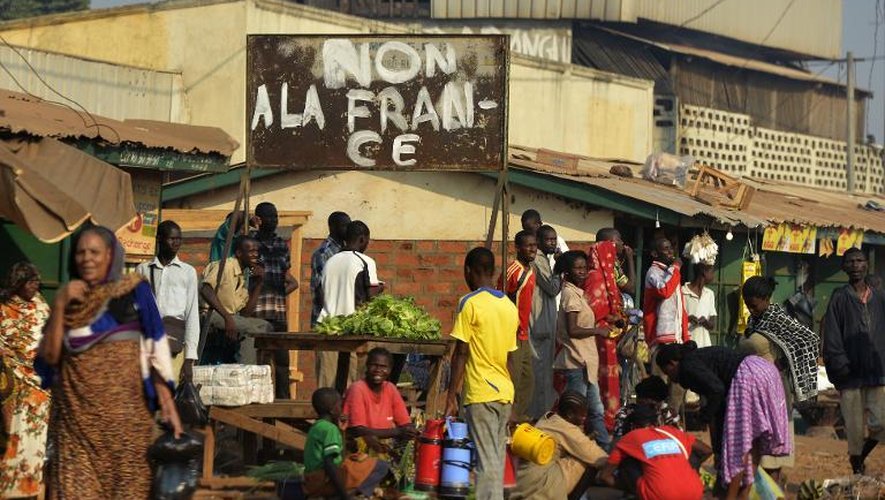 Une pancarte "Non à la France" trône le 3 janvier 2014 dans un marché du quartier musulman "PK5" de Bangui