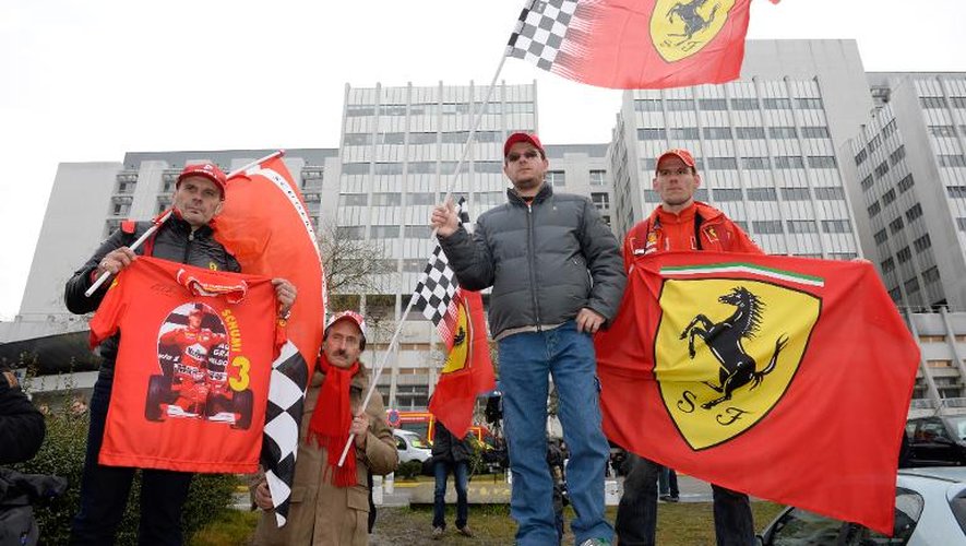 Des fans de Michael Schumacher, le 3 janvier 2014, devant l'hôpital de Grenoble