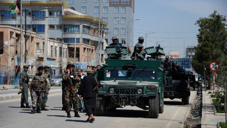 Les forces de l'ordre afghanes arrivent sur les lieux où des talibans vêtus d'uniformes militaires ont pris d'assaut une cour d'appel de Mazar-i-Sharif, le 9 avril 2015