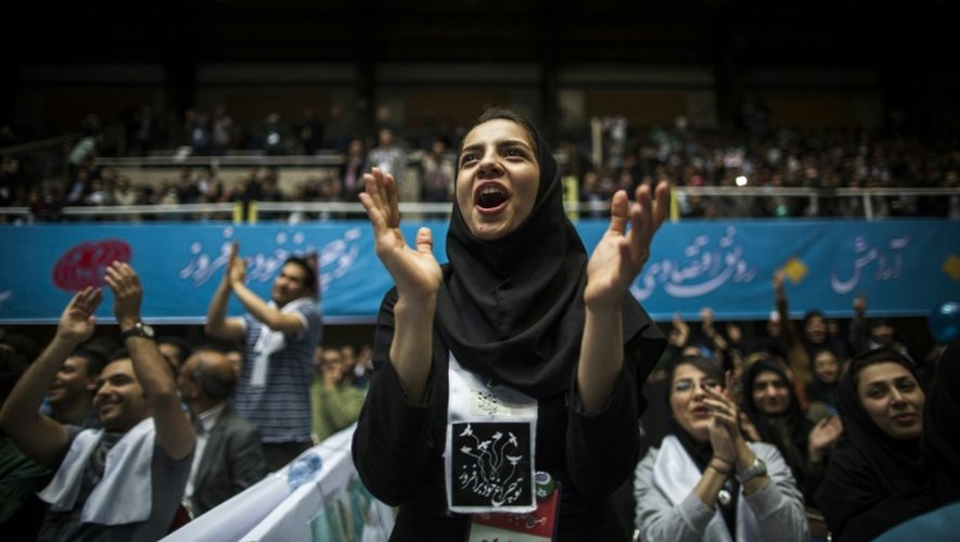 Une Iranienne applaudit lors d'une réunion électorale de réformistes à Téhéran, le 20 février 2016