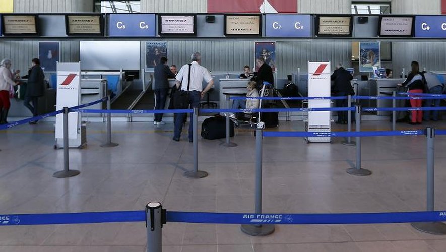 Des passagers attendent au comptoir d'enregistrement le 8 avril 2015 à l'aéroport de Nice,  alors que des centaines de vols sont annulés du fait de la grève des aiguilleurs du ciel