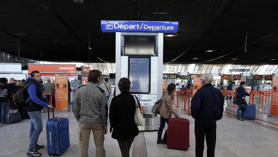 Des passagers surveillent le tableau d'affichage à l'aéroport de Nice Cote d'Azur, le 8 avril 2015, alors que le trafic est perturbé du fait de la grève des aiguilleurs du ciel