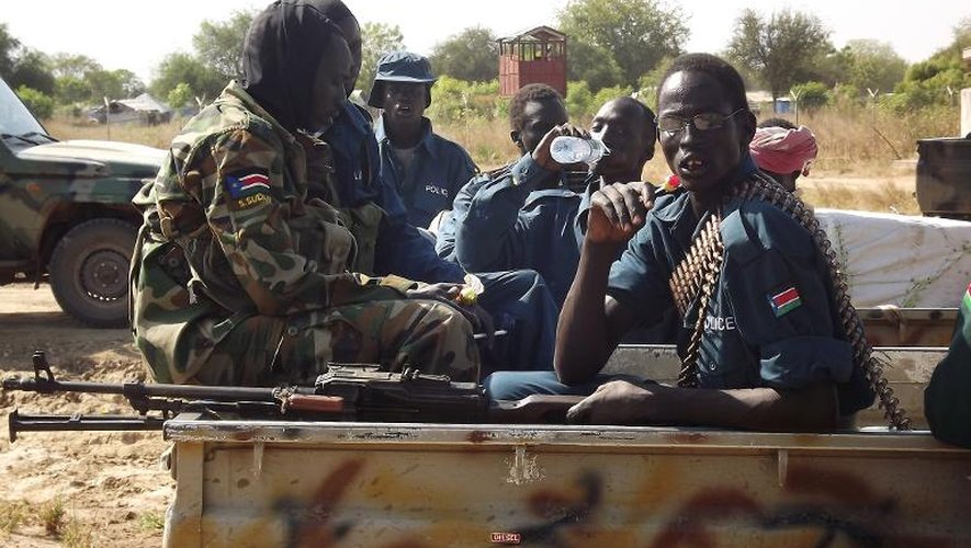 Des soldats de l'armée du Soudan du Sud à l'aéroport de Bor, qu'ils viennent de reprendre aux rebelles, le 25 décembre 2013
