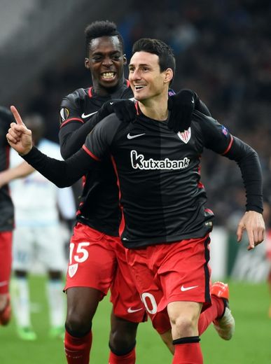 L'attaquant de l'Athletic Bilbao Aritz Aduritz (d) buteur face à Marseille en Europa League au Vélodrome, le 18 février 2016