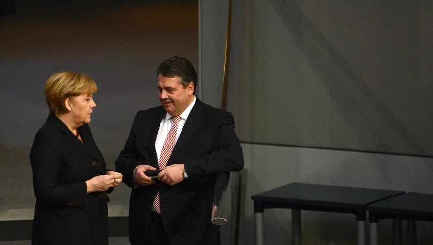 La chancelière Angela Merkel et Sigmar Gabriel, qui va devenir vice-chancelier, au Bundestag à Berlin le 17 décembre 2013
