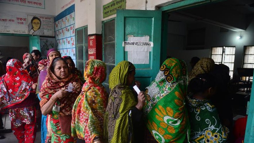 Des femmes font la queue pour aller voter à l'occasion des élections législatives le 5 janvier 2014 à Dacca