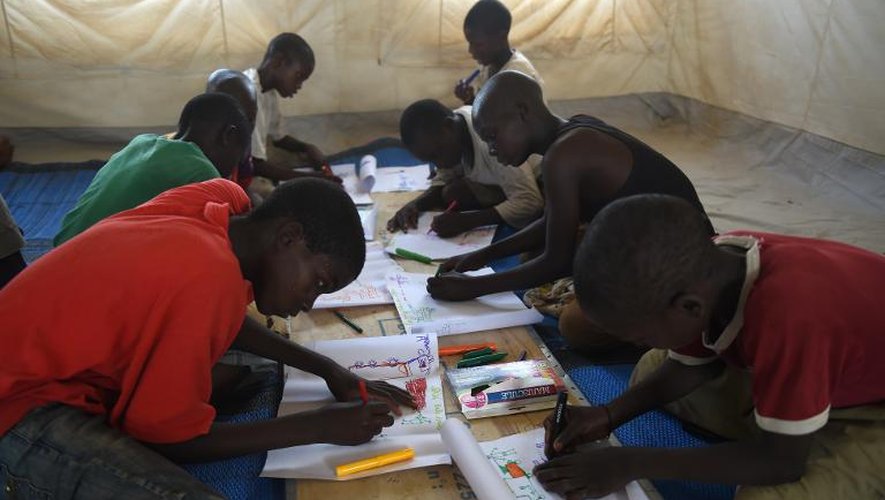 Dessiner, une manière d'exorciser l'horreur vécue par les enfants, dans un atelier encadré par Unicef pour les réfugiés nigérians près de Baga Sola, au Tchad, le 6 avril 2015
