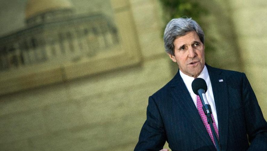 Le secrétaire d'Etat américain John Kerry s'exprime le 4 janvier 2014 à Ramallah après un entretien avec le président de l'Autorité palestinienne Mahmoud Abbas