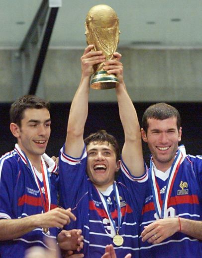 Robert Pires, Bixente Lizarazu et Zinédine Zidane lors du sacre au Mondial 1998, le 12 juillet au Stade de France