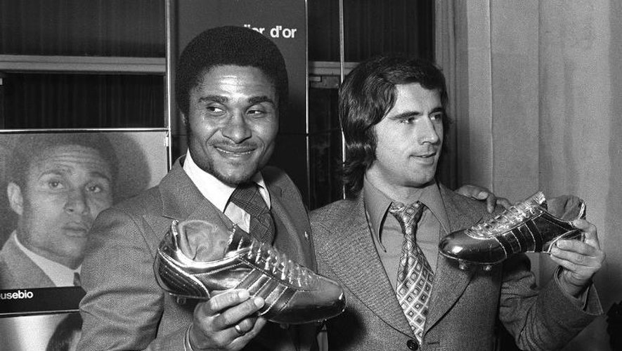Le Portugais Eusébio (g) et l'Allemand Gerd Müller reçoivent respectivement le soulier d'or et d'argent de meilleurs buteurs européens, le 20 octobre 1973 à Paris