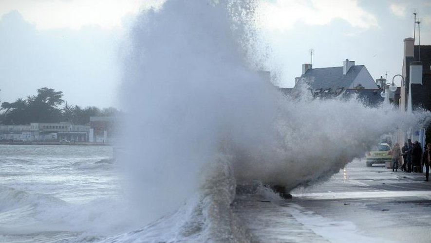 La violence des vagues sur les côtes de l'île-Tudy, dans le Finistère, le 3 janvier 2014