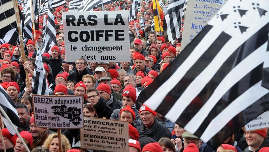 Des "bonnets rouges" manifestent contre l'écotaxe à Carhaix-Plouguer le 30 novembre 2013