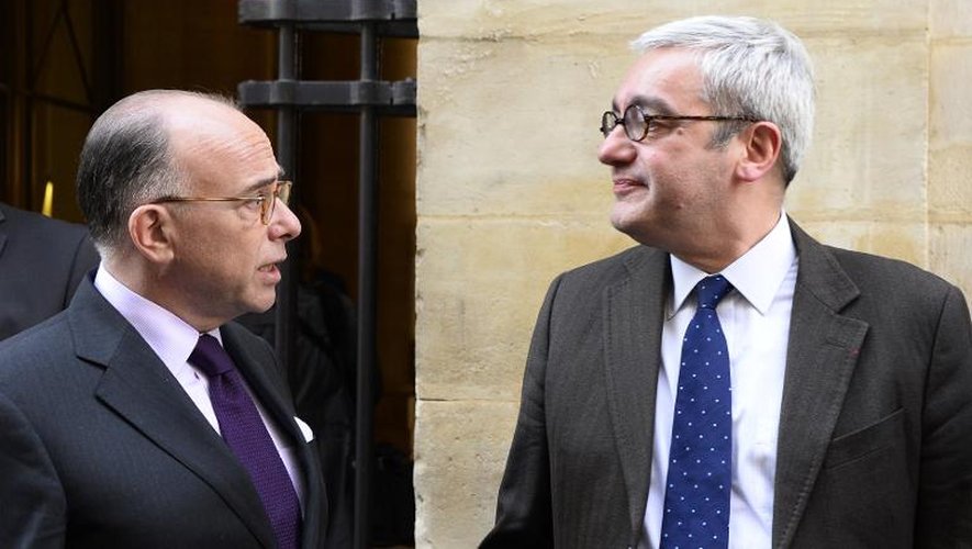 Le ministre de l'Intérieur Bernard Cazeneuve et le PDG de l'Agence France-Presse, Emmanuel Hoog, à Paris le 9 avril 2015