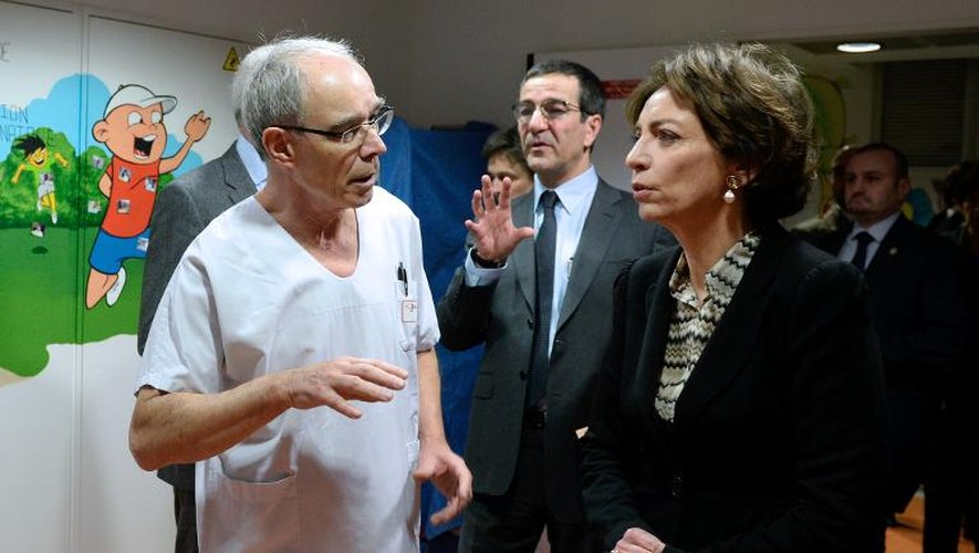 Marisol Touraine (d) écoute le chef du service de néonatologie et réanimation néonatale le docteur Michel Deiber (g), lors de sa visite à l'hôpital de Chambéry, le 5 janvier 2014