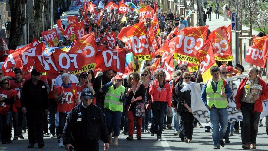 Un millier de manifestants "anti-austérité" (800 selon la police) ont manifesté jeudi après-midi à Rodez, emmenés notamment par la CGT et FO.