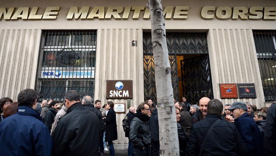 Des travailleurs de la SNCM devant le siège de l'entreprise à Marseille le 2 janvier 2014