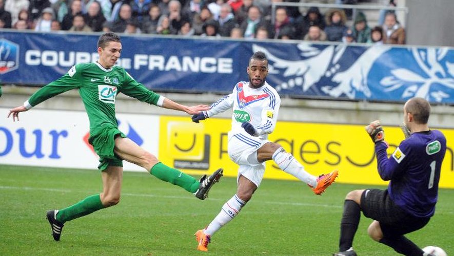 Le Lyonnais Alexandre Lacazette (c) marque contre La Suze-sur-Sarthe en 32e de finale de Coupe de France, le 5 janvier 2014 à Amiens