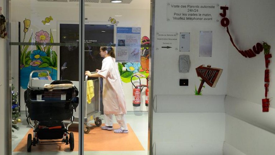 Une employée dans un couloir de la maternité de Chambéry le 5 janvier 2014