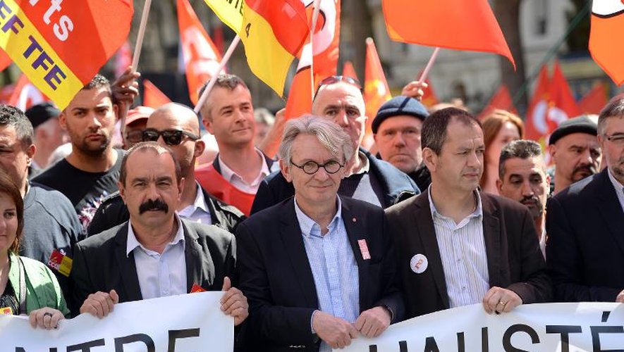Le secrétaire général de la CGT, Philippe Martinez (g) et le secrétaire général de Force Ouvrière Jean-Claude Mailly (c), le 9 avril 2015 dans la manifestation anti-austérité à Paris