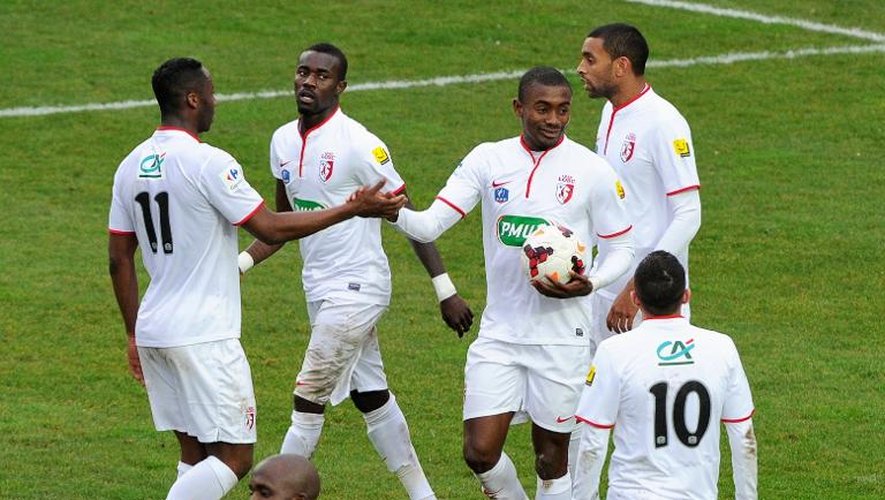Les coéquipiers lillois de Salomon Kalou le félicitent pour son but marqué contre Amiens en 32e de finale de la Coupe de France, le 6 janvier 2014 à Amiens
