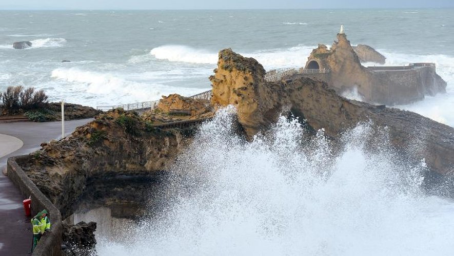 Des vagues s'écrasent sur le "Rocher de la Vierge" à Biarritz