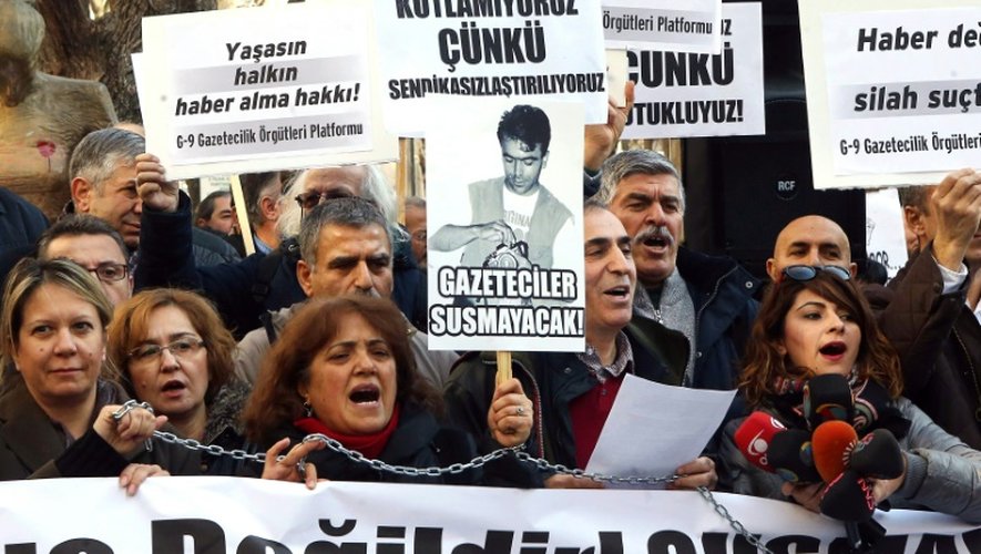 Manifestation de journalistes turcs en soutien à Can Dündar, rédacteur en chef de Cumhuriyet, et Erdem Gül, le chef du bureau de ce quotidien à Ankara, le 10 janvier 2016 à Ankara