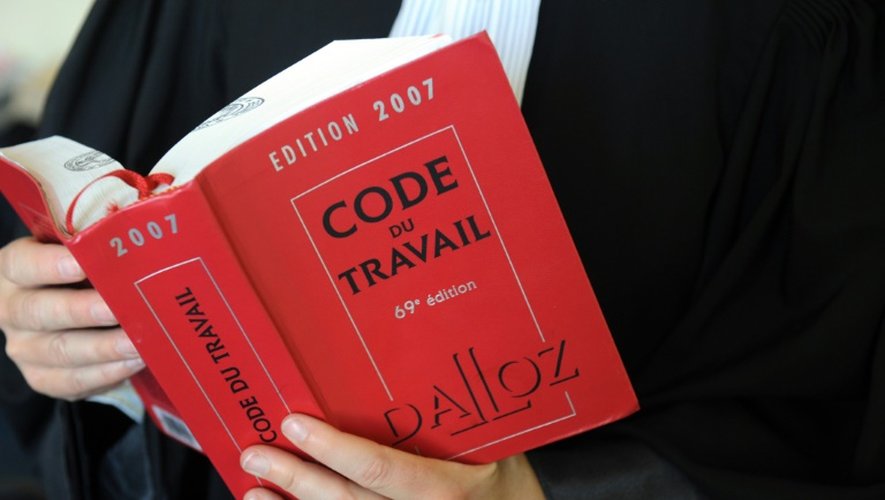 Un exemplaire du code du travail, dans les mains d'un avocat, le 24 mai 2012 à Quimper (Finistère)
