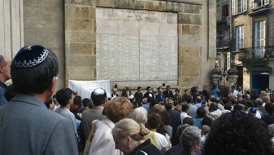 Rassemblement le 20 septembre 2002 devant le mémorial de la synagogue de Bordeaux