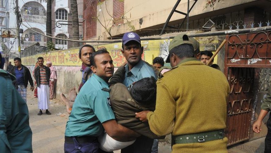 Un homme blessé lors de l'attaque d'un bureau de vote le 5 janvier 2014 à Dacca