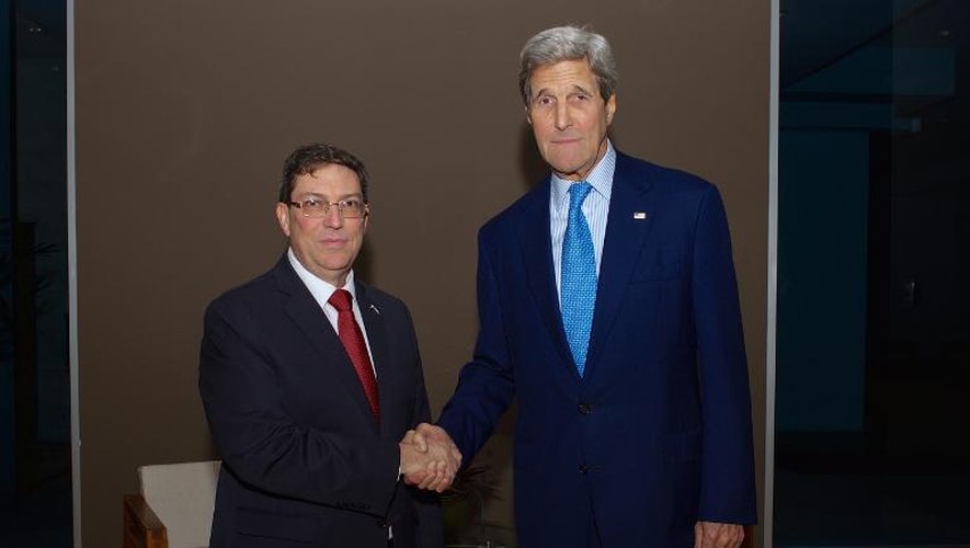 Photo fournie par le Département d'Etat de John Kerry (d), secrétaire d'Etat américain et de son homologue cubain Bruno Rodriguez, le 9 avril 2015 à Panama City avant le début du Sommet des Amériques